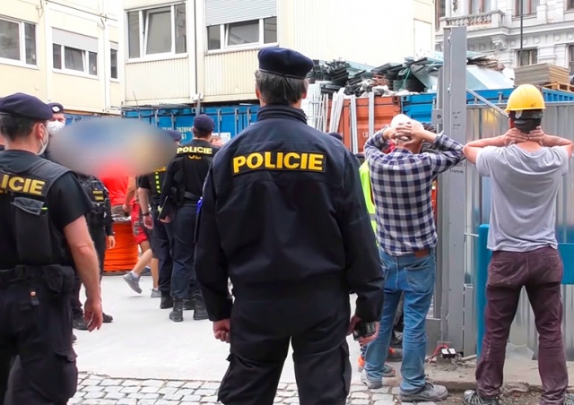 Неочікуваний рейд на будову у центрі Праги: 15-ох заробітчан депортували та заборонили в’їзд на 3 роки