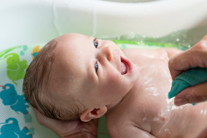купати немовля