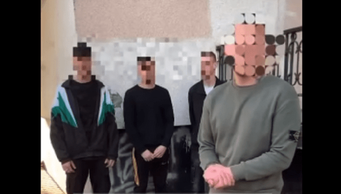 компанія молодиків