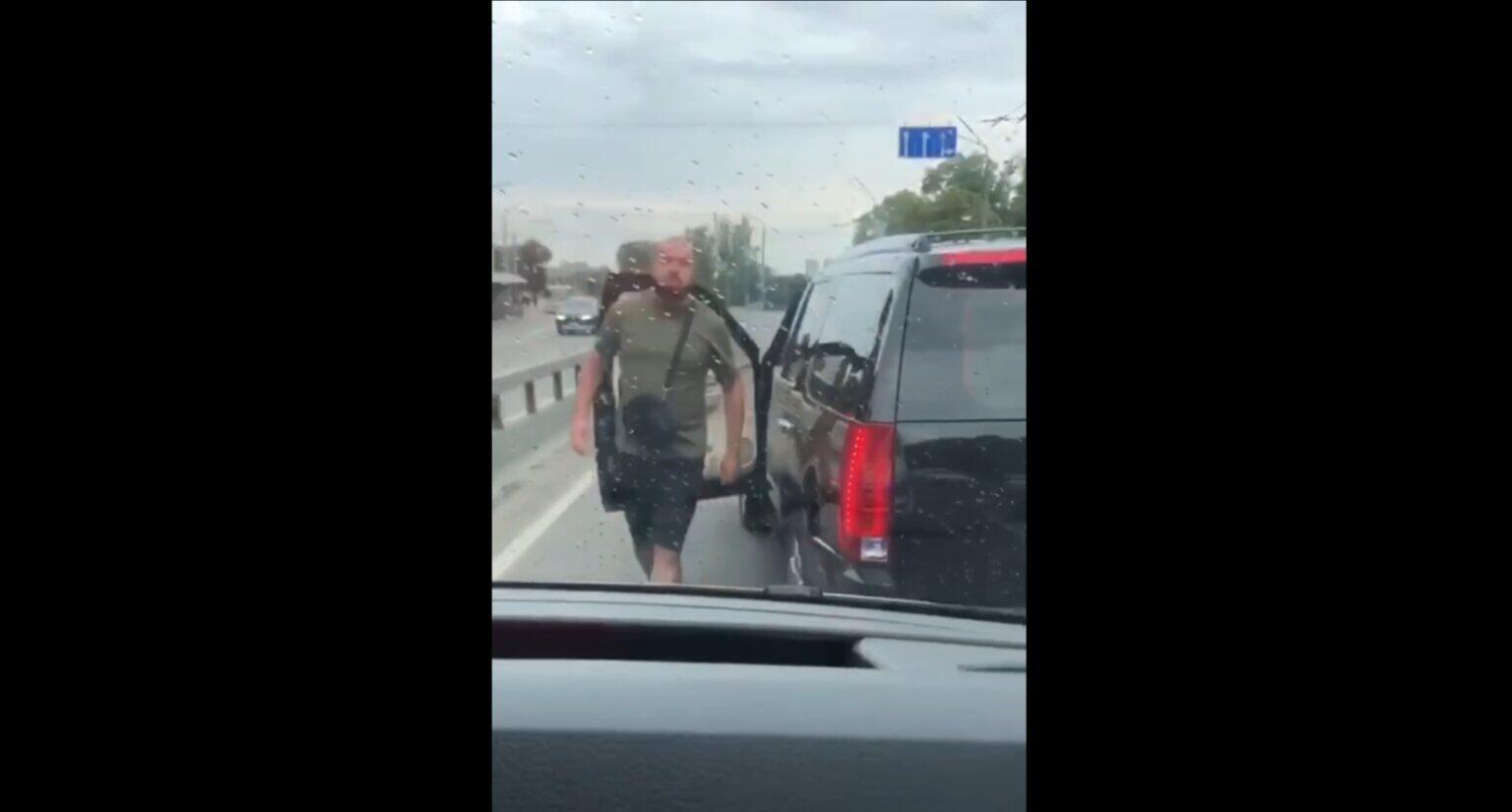 на елітній автівці