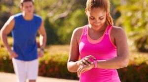 фітнес-браслет під час бігу