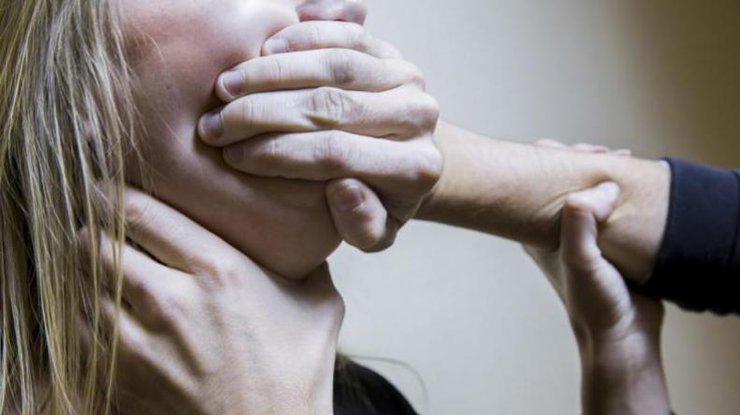 згвалтував 19-річну