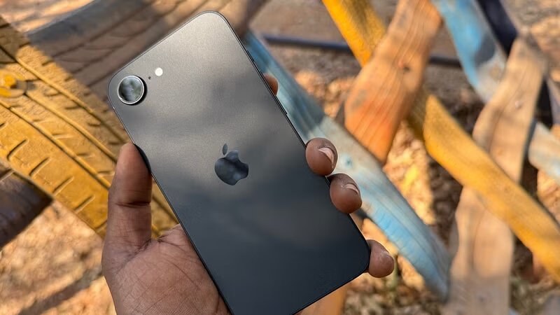 Огляд на iPhone 16e