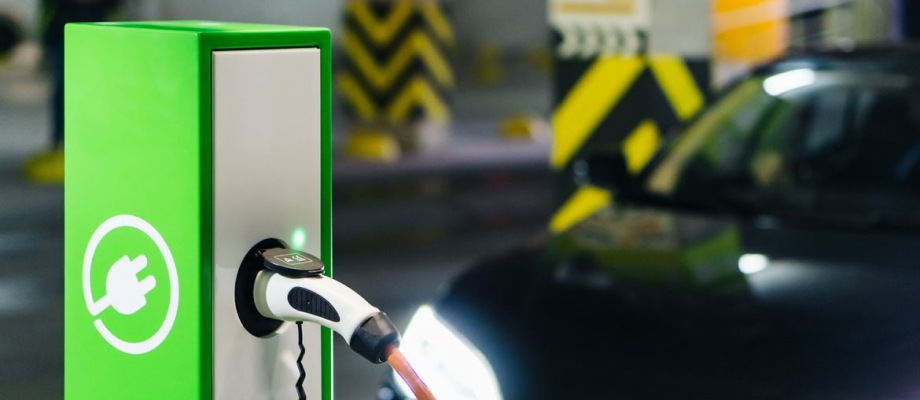 заряджати електромобіль