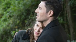 Дівчина за склом дивитися