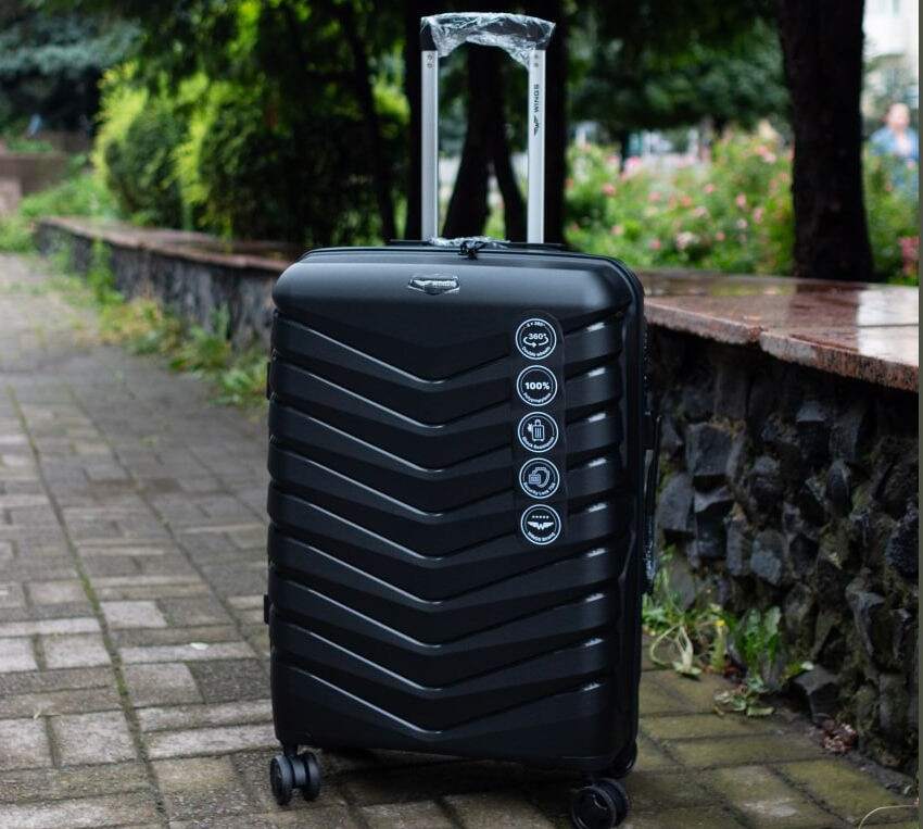 Чорна валіза на колесах для подорожей Європою
